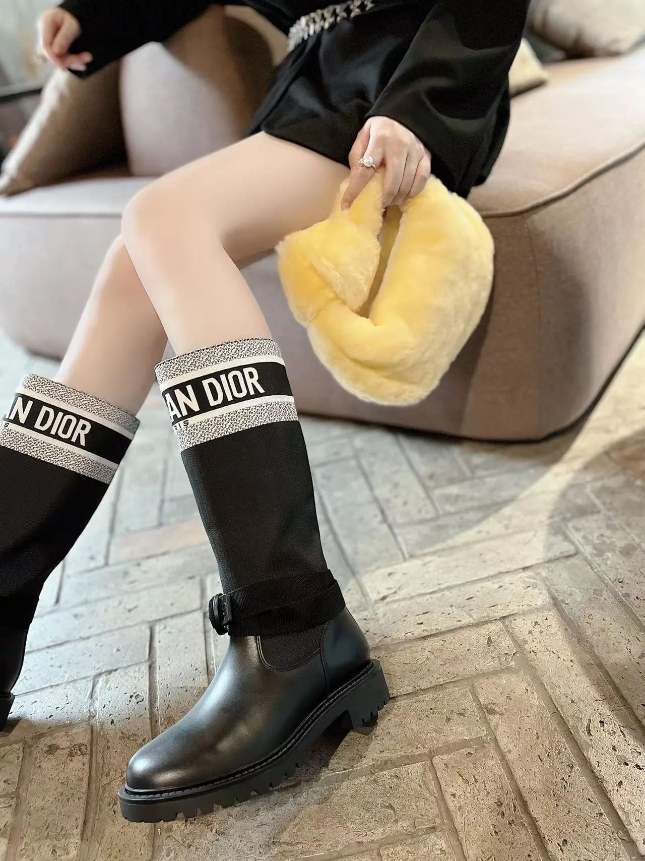 👟👟Ex-factory price 600👟👟 Women's shoes factory Dior color matching autumn and winter new boots high-top Dior CD 20ss autumn and winter latest high-definition poster style electric embroidery color-blocking letters logo round toe mid-calf women's boots Narnaxi's same low-heeled one-slip knight military boots original development top high-end version Material: Upper imported calfskin spliced with the latest imported technology electric embroidery fabric (not ordinary fly woven fabrics on the market) + water-dyed cowhide lining (not sheepskin lining on the market) + original molded T👟👟factory price U outsole + original molded letter buckle + latest original box packaging at the counter Heel height: 3CM Size: 35-39 standard code (40.41 customization is not returnable)